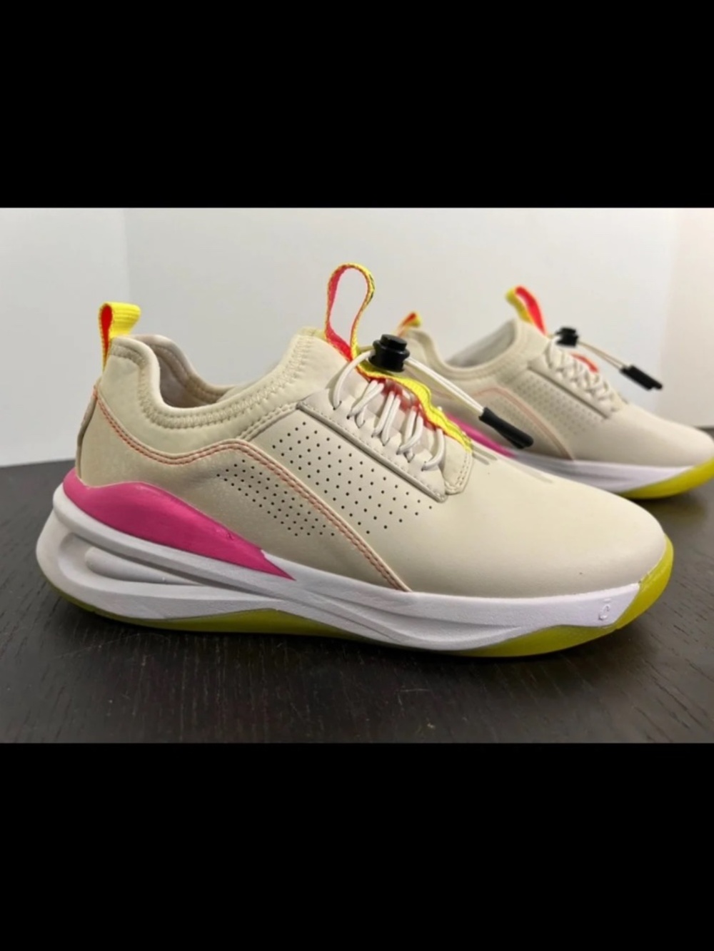 NWOB Clove Classic Sneakers Nursing Limited Edition Lemon Aid/Lemonade Size W5.5